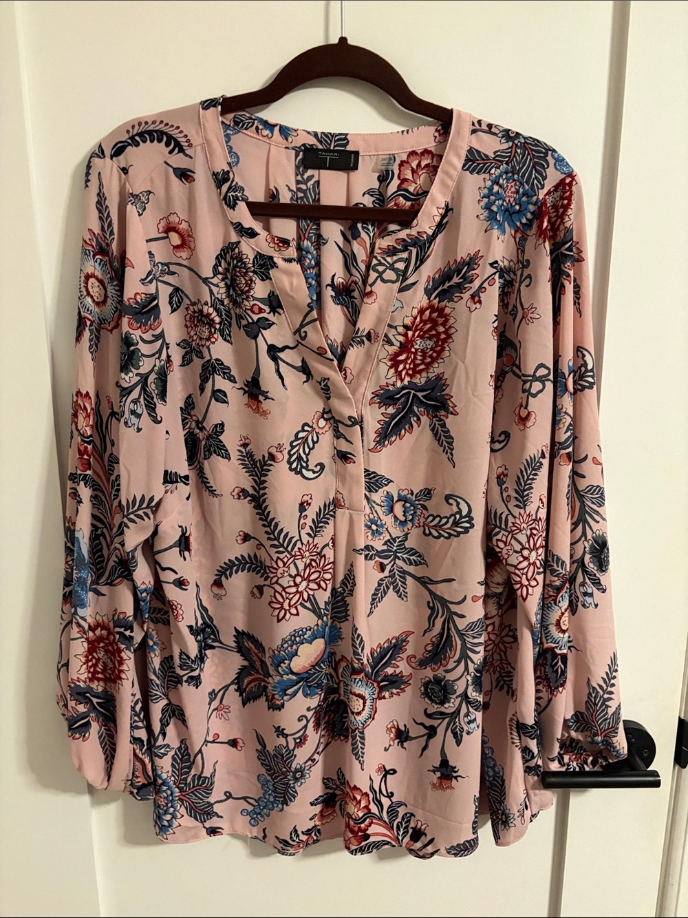 Tahari Pink Floral V-Neck Long Sleeve Blouse. 2X women’s plus.